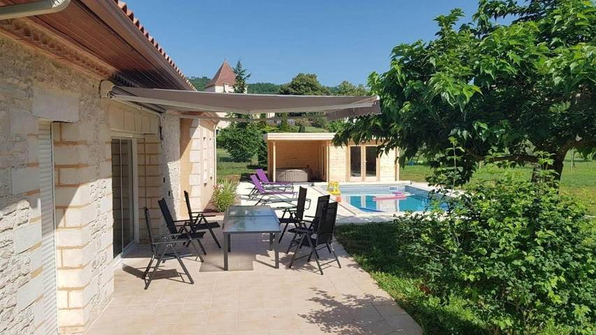 Location de vacances pour 10 personnes, avec Jacuzzi et Terrasse ainsi que Jardin et Piscine à Prayssac
