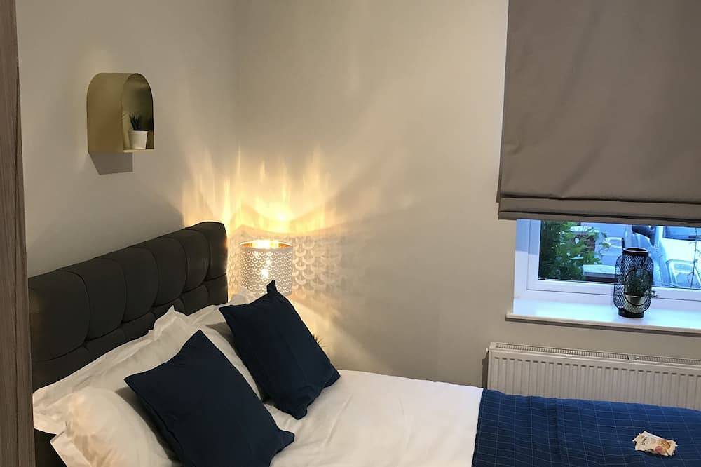 Entire apartment, Flat 1 Helena House, 1-Bed, Sleeps 2, Garden in Reading, Berkshire