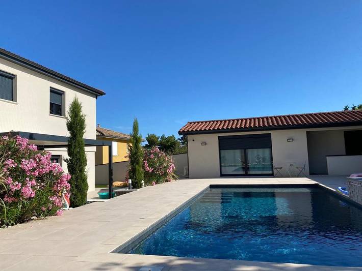 Gîte pour 2 personnes, avec Terrasse ainsi que Piscine et Vue à Lachassagne