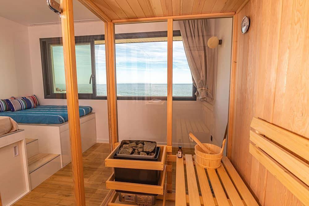 Villa Ponant 5 étoiles à Doëlan, piscine intérieure chauffée face à la mer in Doëlan, Clohars-Carnoët