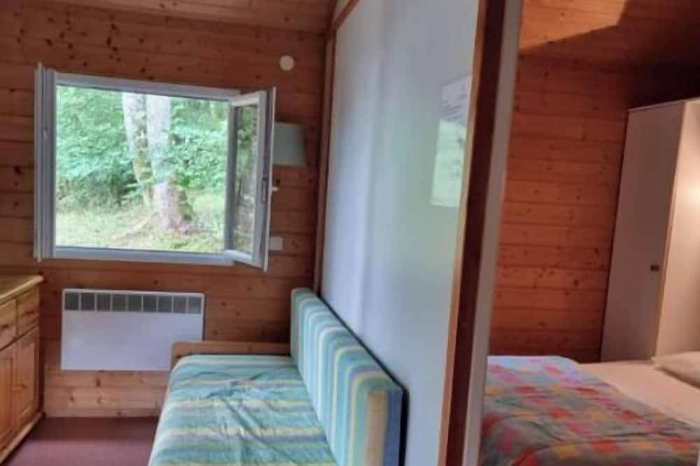 Chalet nature et lac dans Parc Résidentiel de Loisirs avec piscine in Lissac-sur-Couze, Région de Brive-la-Gaillarde