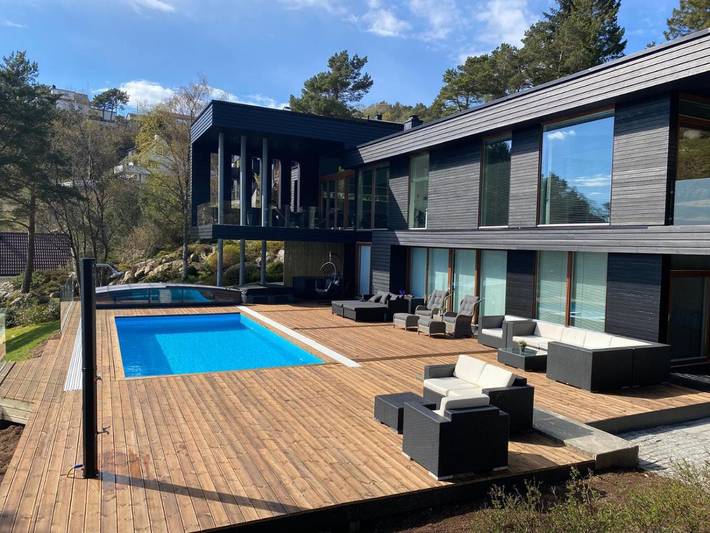 Villa for 8 personer, Balkong og Jacuzzi i tillegg til Terrasse og Hage i Bergen
