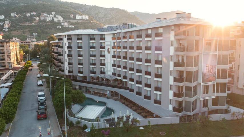 Hotel for 3 personer, hage og sauna i tillegg til badebasseng og jacuzzi i Alanya