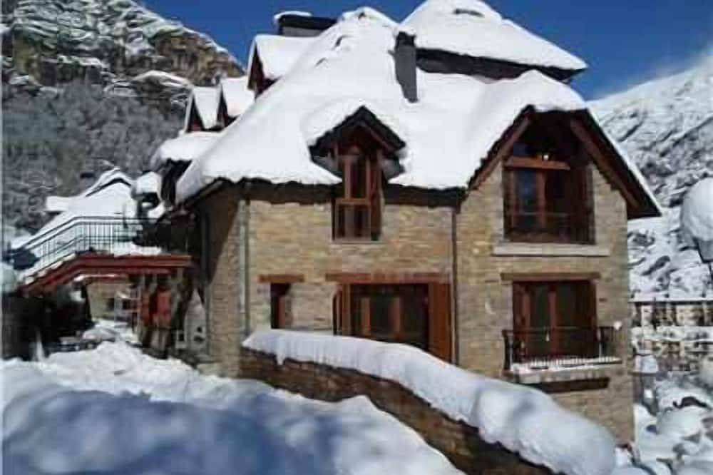 Entire apartment, Cantero 22 - tucasaenlospirineos in Escarrilla, Sallent de Gállego