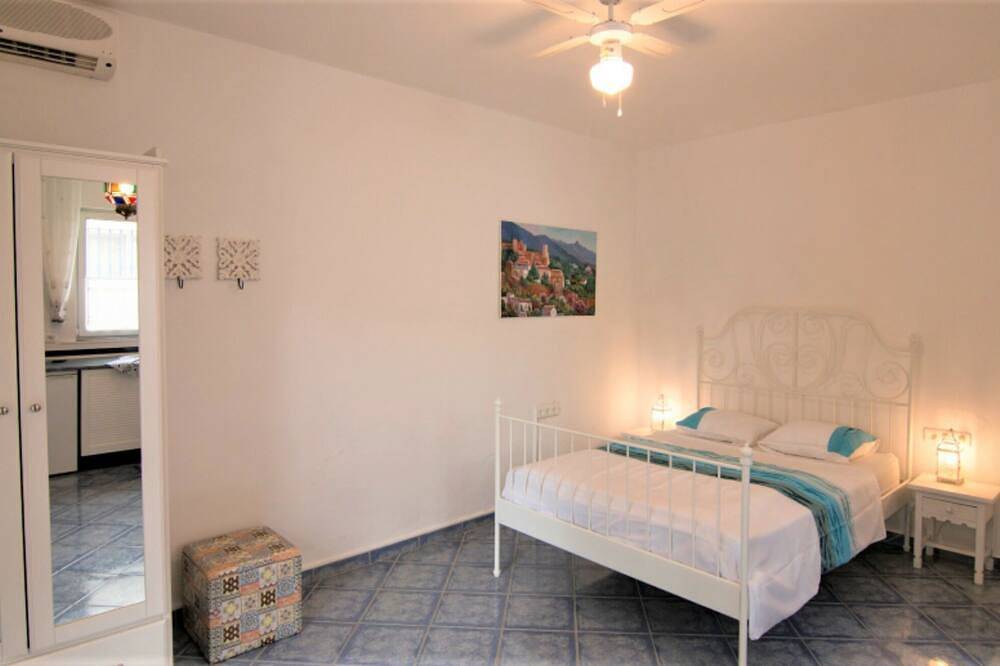 Delightful Studio 'Torre' w/Pool Views, sleeps 2, in country holiday complex in Canillas de Aceituno, Málaga Province