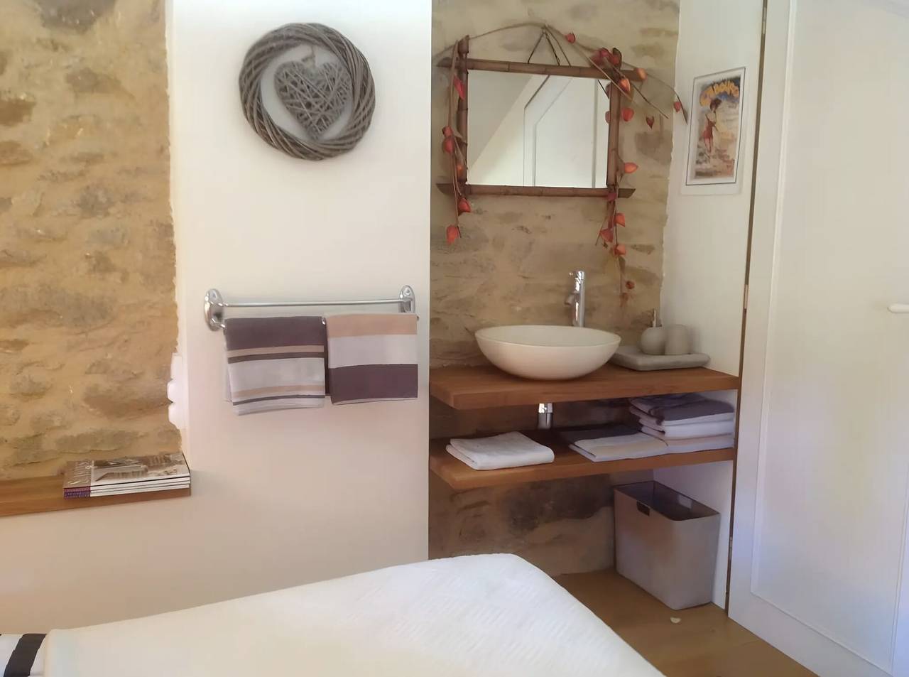 Le Moulin Bas Vraie Guest Room with Private Pool, Wi-Fi, and Air Conditioning in Loubejac, Périgord Noir
