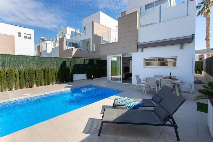 Villa voor 6 personen, with Balkon and Terras as well as Tuin and Kinderzwembad in Guardamar del Segura