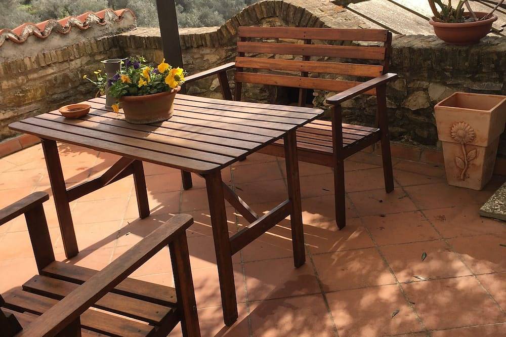 Apartamento entero, Encantador apartamento en un molino histórico a 5 minutos de la playa 008052 Lt 0287 in San Bartolomeo al Mare, Riviera di Ponente