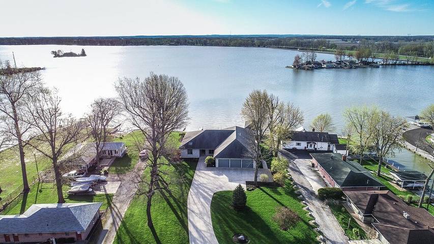 Vacation rental for 10 people, with yard in Indian Lake