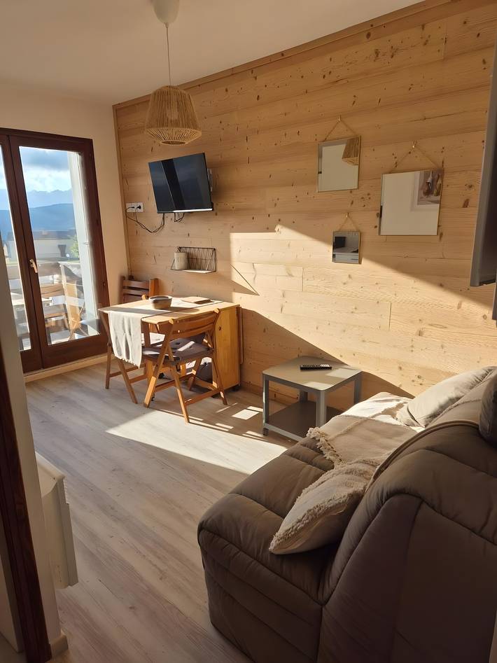 Hel lejlighed, Studio Apartment 'Soleil et Montagne' with Lake View and Balcony in Les Angles, Regional Naturpark i de Katalonske Pyrenæer
