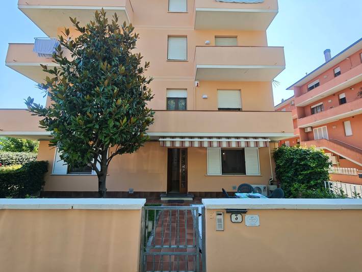 Apartment 'La Casetta di Nonna Pia' with Private Garden, Wi-Fi and Air Conditioning