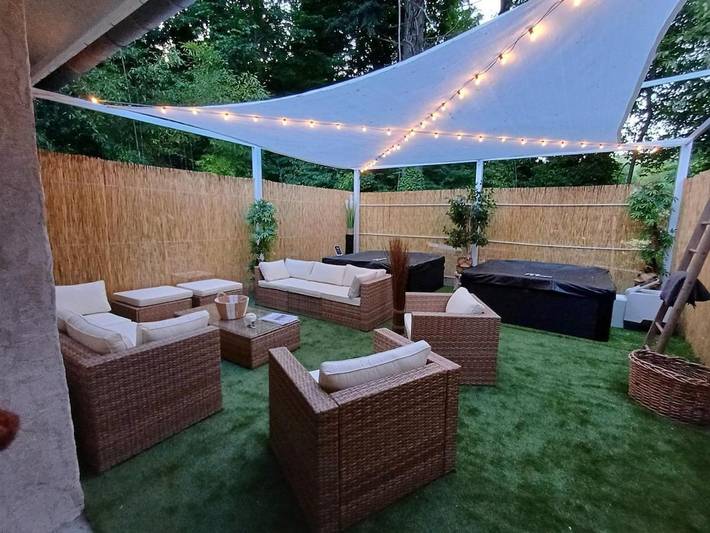 Location de vacances pour 15 personnes, avec Jacuzzi et Terrasse ainsi que Jardin et Vue à Beaujeu