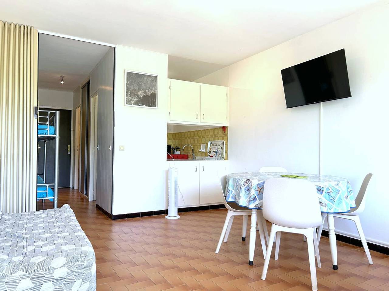 Appartement entier, Studio cabine avec terrasse et parking, à 250 m de la plage d'Aiguebelle, Le Lavandou in Plage d'Aiguebelle, Le Lavandou