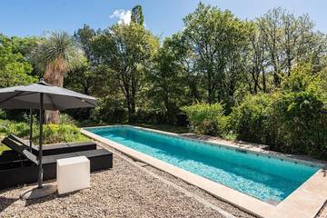 Gîte pour 2 personnes, avec piscine ainsi que vue et jardin, animaux acceptés à La Bouilladisse