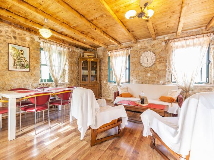 Ferieudlejning for 5 personer, med pool og terrasse samt have, børnevenlig i Makarska Riviera