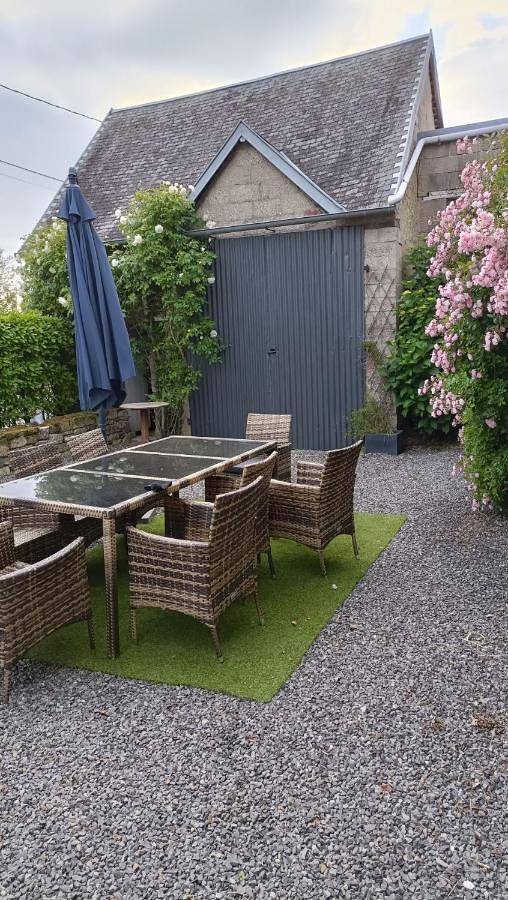 Three-Bedroom House in Bricqueville-sur-Mer, Région de Coutances