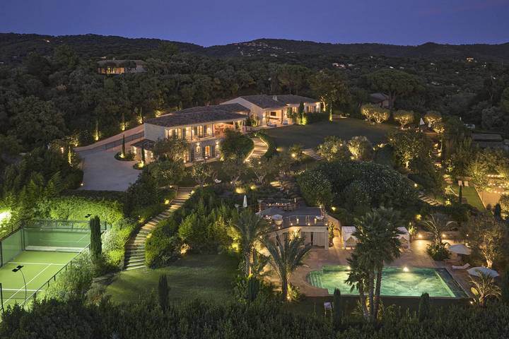 Villa für 18 Personen, mit Balkon und Whirlpool sowie Terrasse und Garten