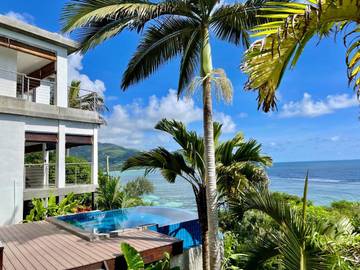 Gîte pour 2 personnes, avec piscine ainsi que jardin et vue dans Takamaka