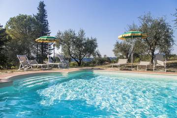 Gîte pour 6 personnes, avec terrasse ainsi que jardin et piscine à Colle di Val d'Elsa