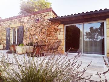 Chambre d’hôte pour 2 personnes, avec vue ainsi que terrasse et jardin à Saint-Amand-de-Coly