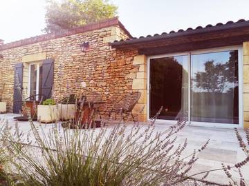 Location de vacances pour 2 personnes, avec jardin ainsi que vue et terrasse à Saint-Amand-de-Coly