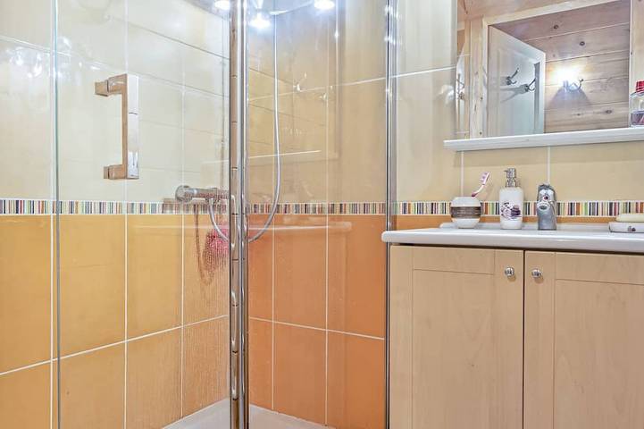 Chalet pour 8 personnes, avec balcon et jardin sur le Lac d'Annecy - 4