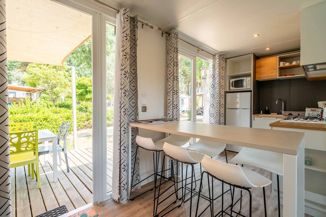 Bungalow 'Dans Camping 5 Étoiles' con piscina compartida, Wi-Fi y aire acondicionado in Vendres, Côte d'Améthyste