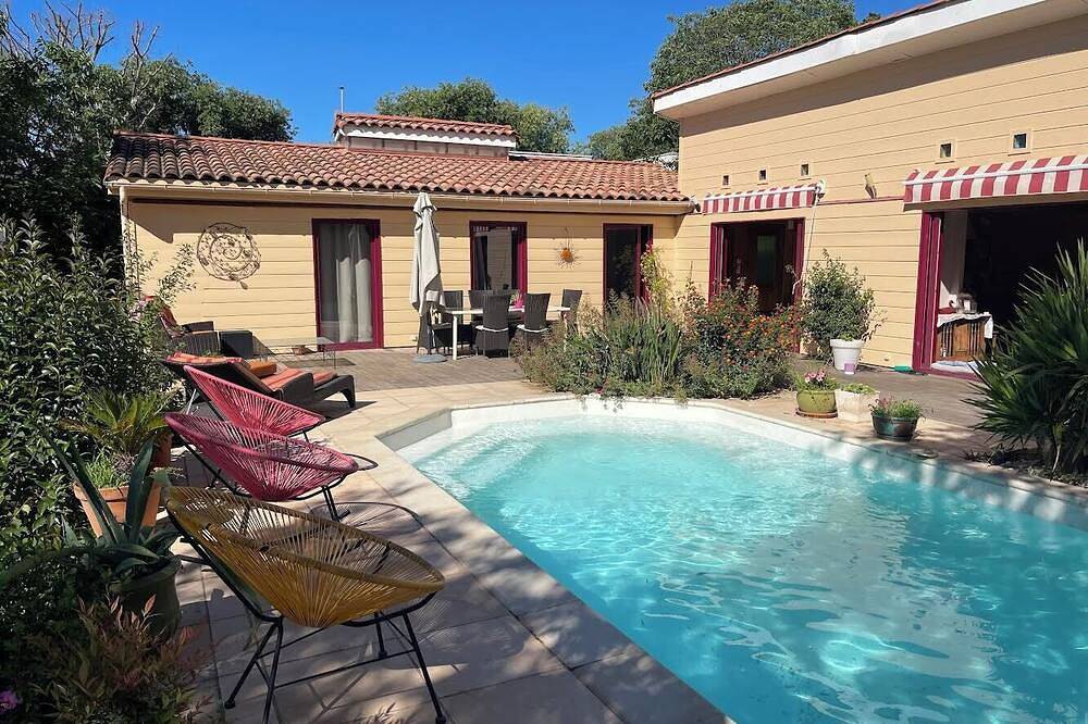 Wooden villa with pool and garden in Montpellier near streetcar and shops in Hôpitaux-Facultés, Montpellier
