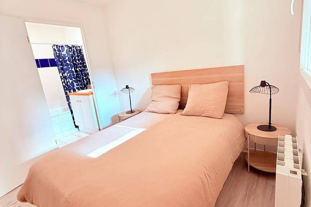 Entire apartment, La Parenthèse - Cosy & Colorful - Sleeps 2 - Private Parking in Blagnac, Haute-Garonne