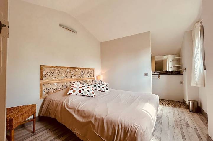 A large, charming vacation rental, formerly a wine cellar, located along the Canal du Midi. in Marseillette, Carcassonne und Umgebung