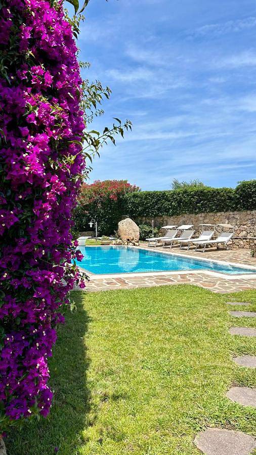 Villa per 7 persone, con piscina e panorama nonché giardino, adatto a famiglie con bambini a Budoni