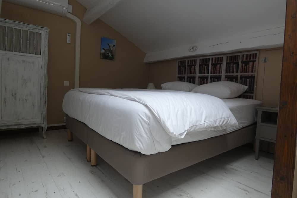 Grand gîte de 65 m2, terrasse et jardin privé, barbecue, grande piscine in L'Isle-sur-la-Sorgue, Vaucluse