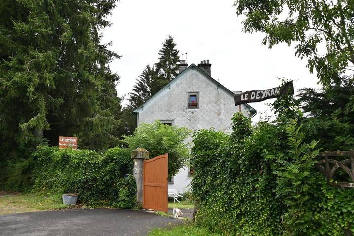 Location de vacances pour 3 personnes, avec jardin ainsi que terrasse et vue à Égliseneuve-d'Entraigues - 4