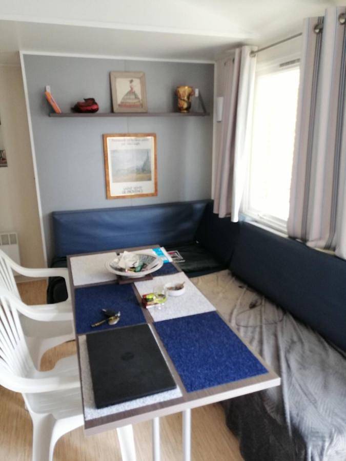 Camping pour 2 personnes, avec terrasse et jardin ainsi que piscine et vue, animaux acceptés