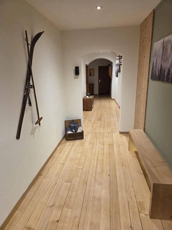 Ferienwohnung für 6 Personen, mit Balkon und Terrasse sowie Ausblick in Ardez