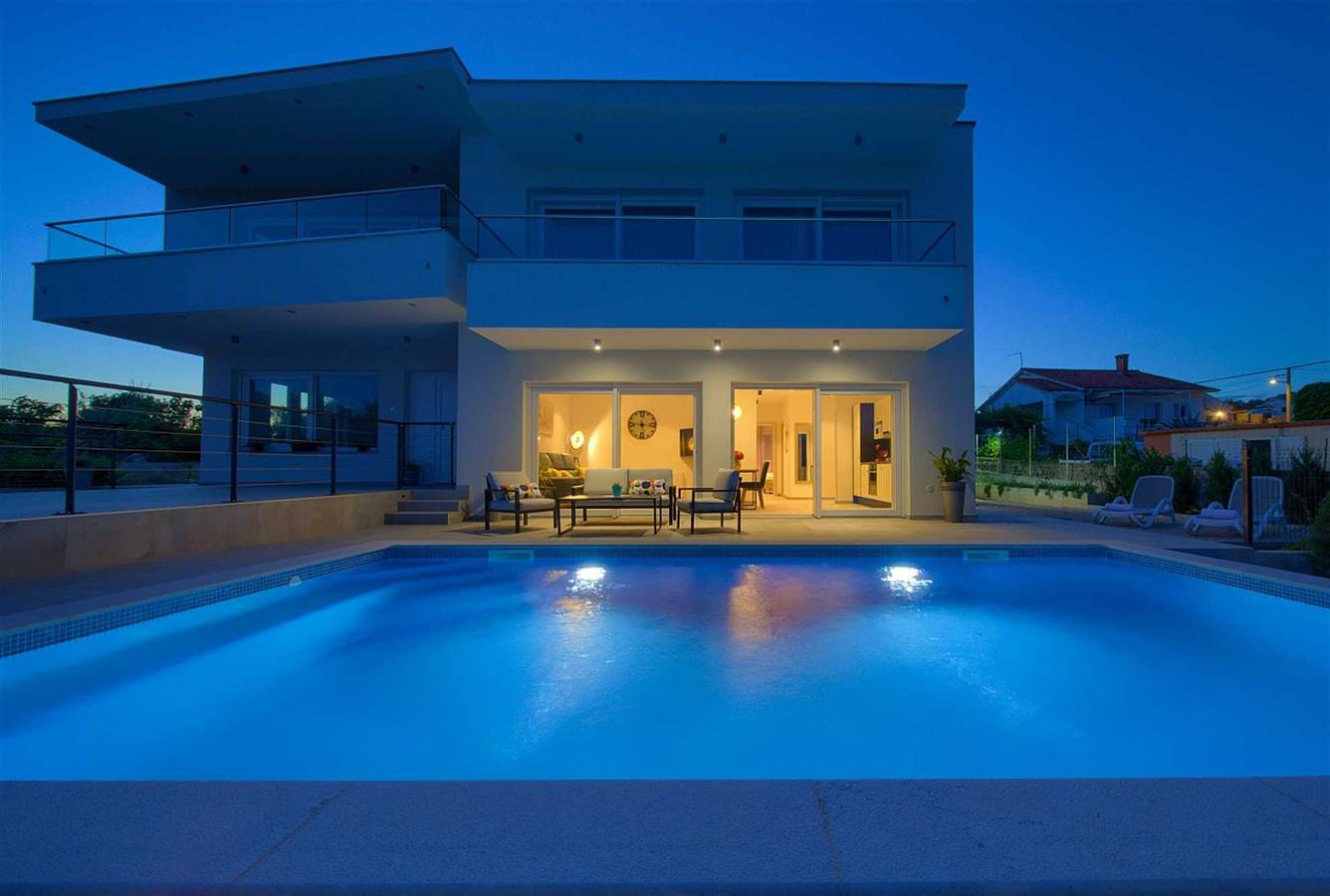 Ganze Wohnung, Ferienwohnung Timmy mit privatem Pool und Meerblick in Krk Stadt, Krk