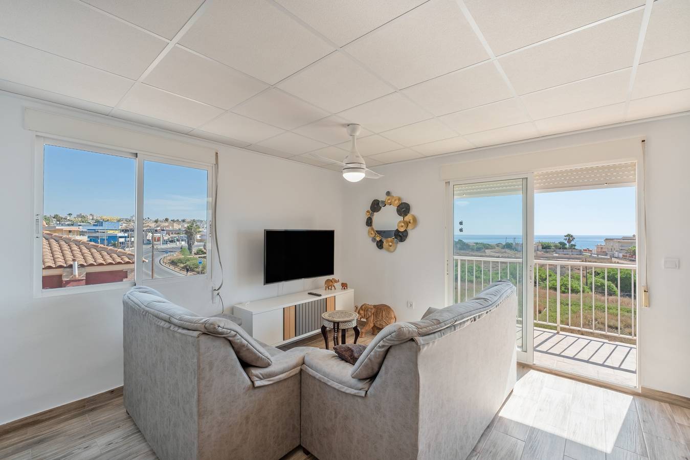 Apartamento entero, Apartamento 'La Cala' con vistas al mar, terraza compartida y Wi-Fi in Las Calas, Torrevieja