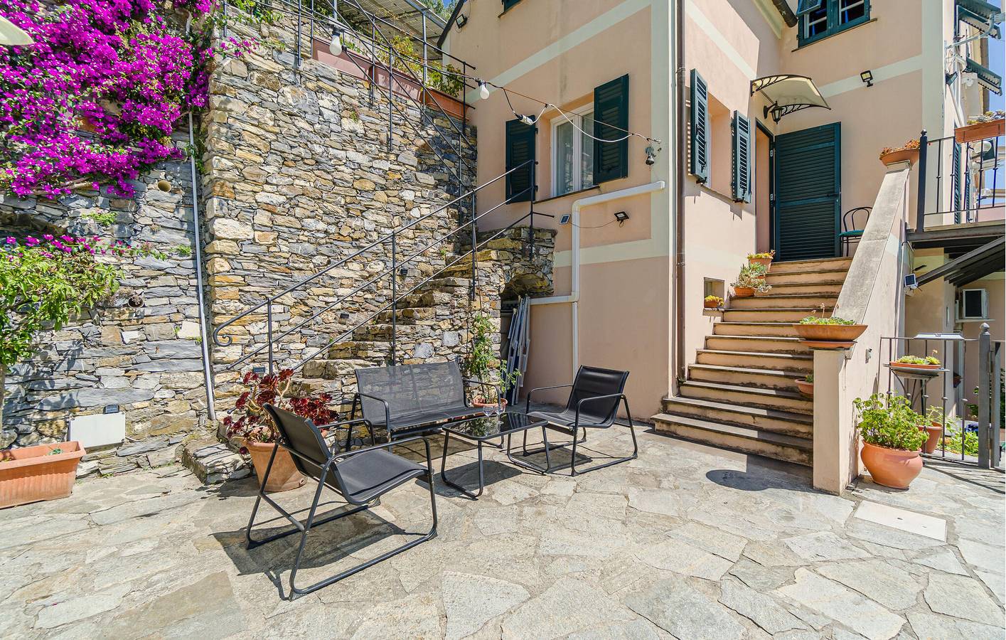 Ganze Ferienwohnung, Apartment am Strand mit Pool und AC, 2 km vom Strand entfernt in Recco, Ligurische Küste