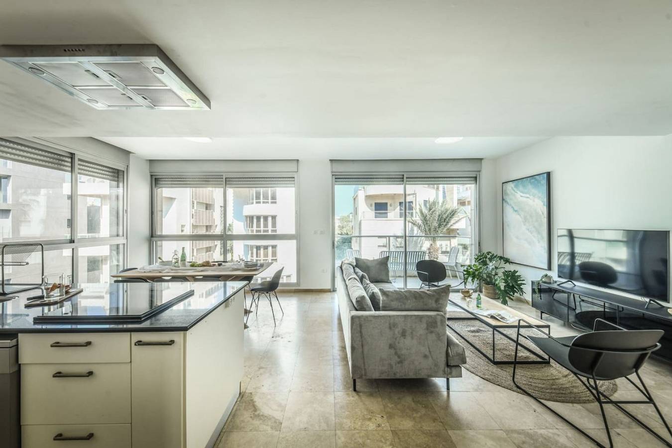 Entire apartment, Chic 3Br Apt with Balcony, Mamad in Tel Aviv, Tel Aviv District
