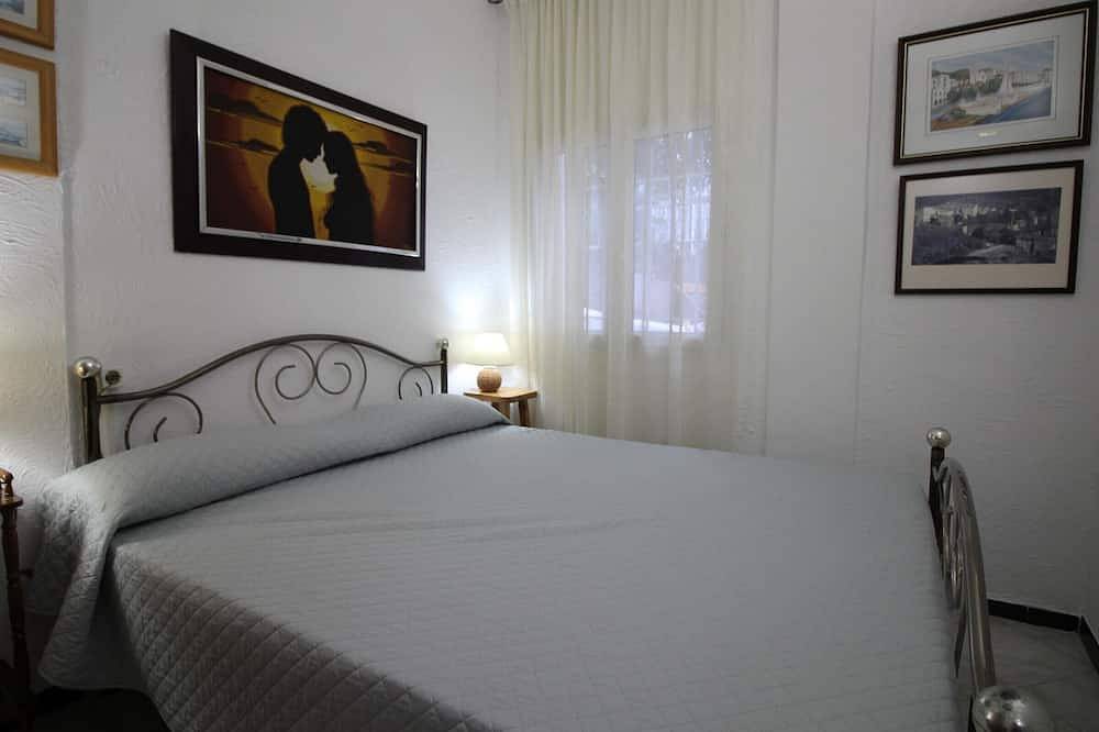 Entire apartment, Grifeu 6 - Apartamento situado muy cerca de la playa de Cap Ras, para 6 personas in Platja Grifeu, Upper Empordà
