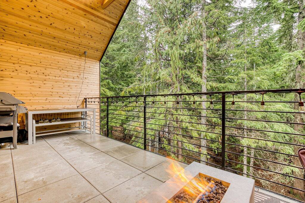 Sleek, Modern Home in Town with Forest Views, Fire Table, Wifi - Walk to Skiing in Government Camp, Mount Hood