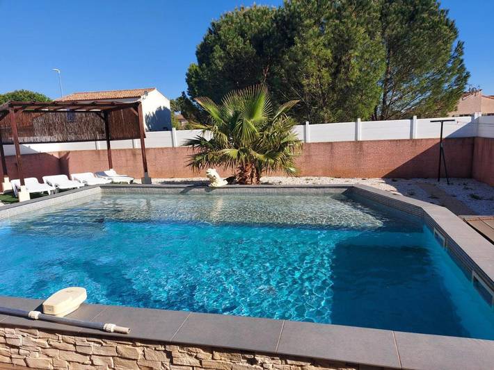 Location de vacances pour 6 personnes, avec jardin ainsi que piscine et vue, animaux acceptés à Brignac