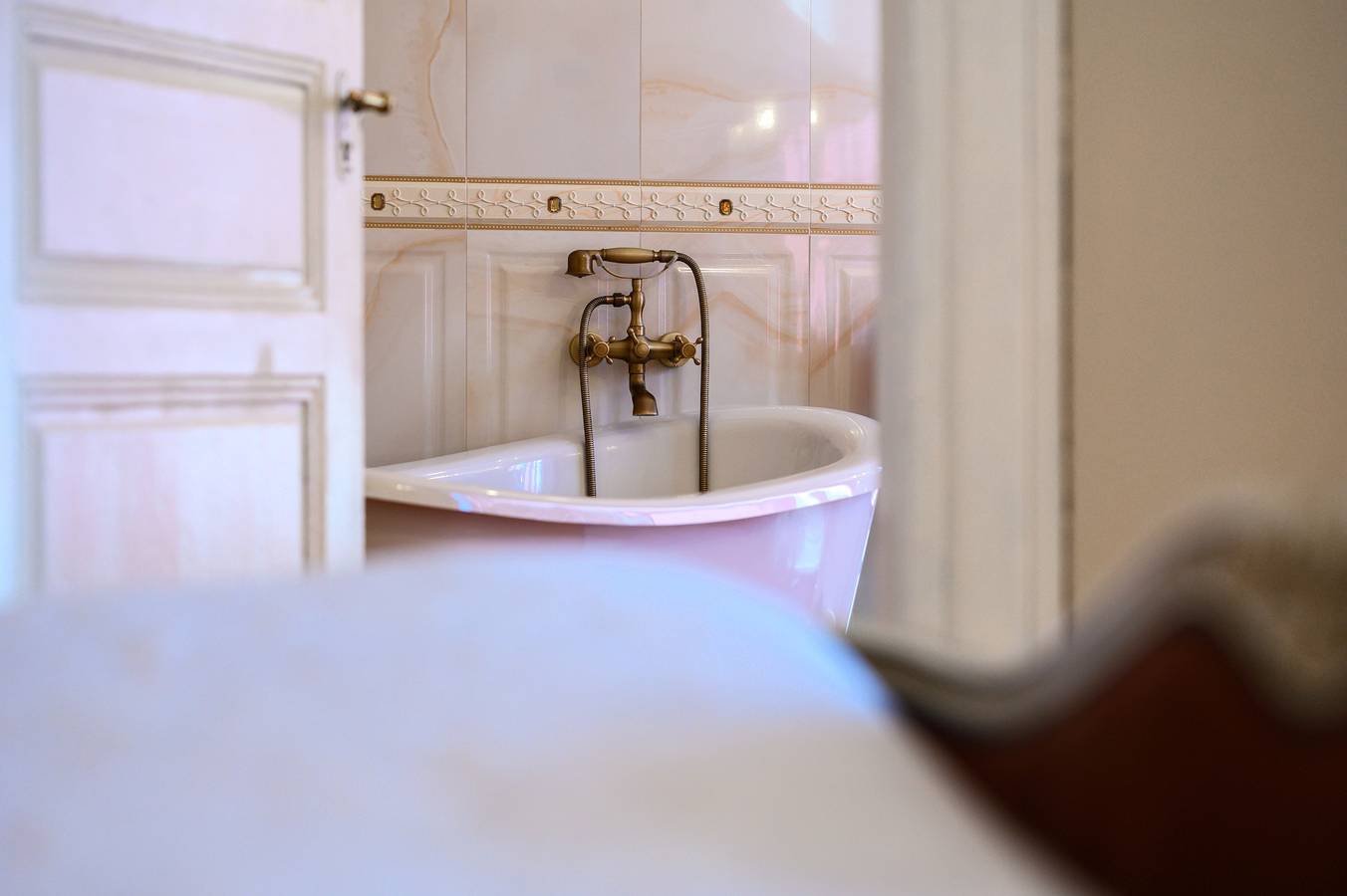 Chambre d’hôtes « Demeure D’antan – Chambre Rose » avec terrasse et jardin partagés, Wi-Fi in Beblenheim, Région de Ribeauvillé