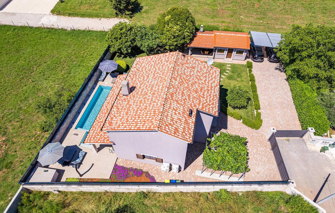 Reizende 2-Zimmer-Wohnung mit Pool, 2 km vom Stadtzentrum von Sisan entfernt in Sisan, Südküste Istrien