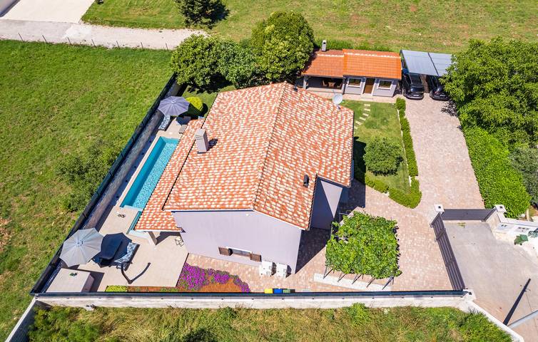 Reizende 2-Zimmer-Wohnung mit Pool, 2 km vom Stadtzentrum von Sisan entfernt in Sisan, Südküste Istrien