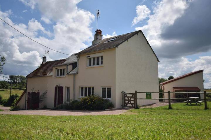 Location de vacances pour 8 personnes, avec jardin à Lormes