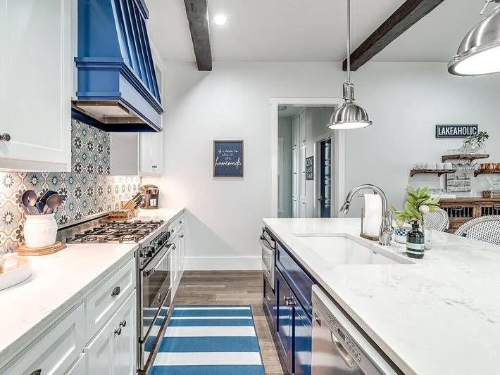 Vacation rental for 12 people, with yard and hot tub as well as balcony and pool in Eufaula Lake