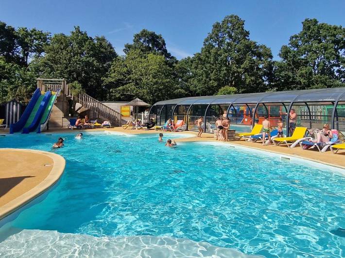 Camping pour 6 personnes, avec terrasse et piscine, animaux acceptés