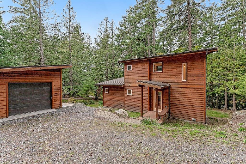 Modern, dog-friendly cabin with fast Wifi, washer/dryer, deck & forest views in Orcas Island