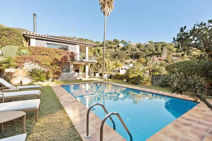 Villa für 9 Personen, mit Ausblick und Pool sowie Garten - 1